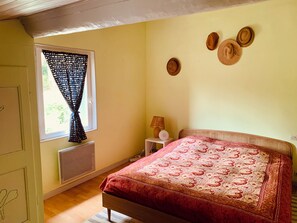 2 chambres, fer et planche à repasser, Wi-Fi, draps fournis