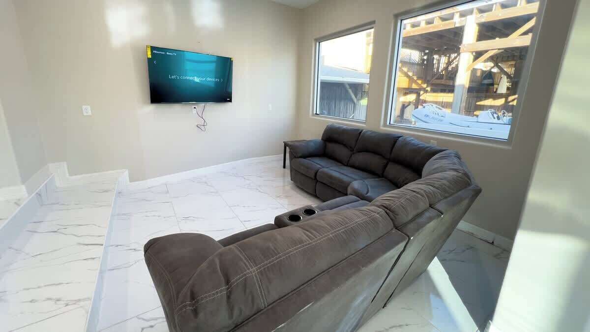 House, Multiple Beds, Patio (Adams channel house) | Living area