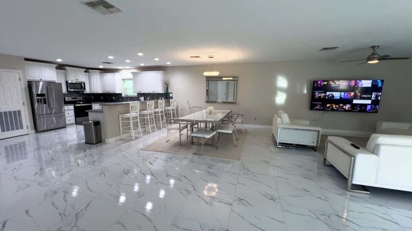 House, Berbilang Katil, Patio (Adams channel house) | Bahagian dalam