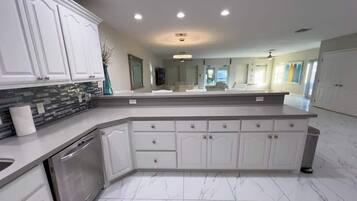 Nhà, nhiều giường, sân hiên (Adams channel house) | Bếp riêng