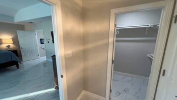 House, Multiple Beds, Patio (Adams channel house)