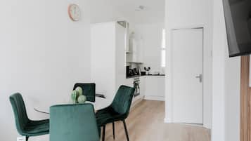 Apartamento clássico, banheiro privativo, vista para a cidade | Lounge