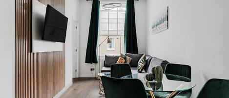 Apartamento clássico, banheiro privativo, vista para a cidade | Lounge