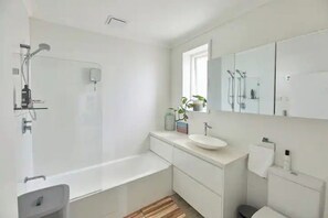 Bathroom - Beachfront Apartment on Bondi to Bronte walk (Tamarama)