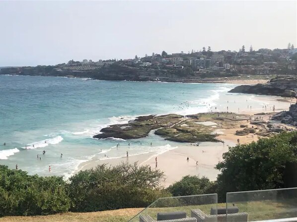 Beach - Beachfront Apartment on Bondi to Bronte walk (Tamarama)