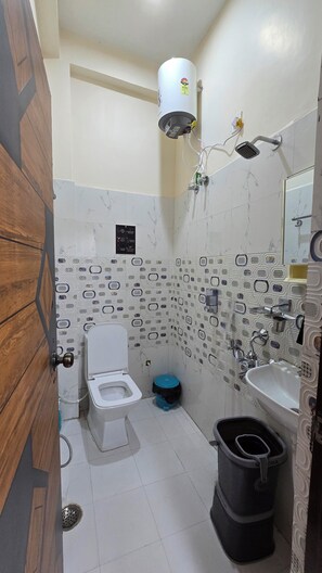 Bathroom - Perfect 1-bedroom Studio Apartment with AC in Varanasi (Varanasi)