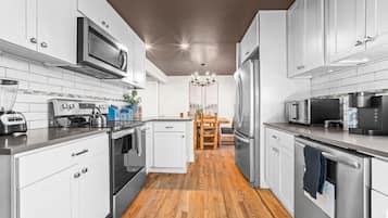 Fridge, oven, stovetop, dishwasher