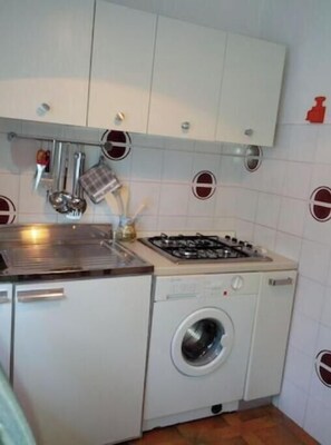 Private kitchen - RELAXING GREEN COTTAGE (Crone)