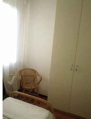 3 bedrooms, iron/ironing board, WiFi, bed sheets - RELAXING GREEN COTTAGE (Crone)
