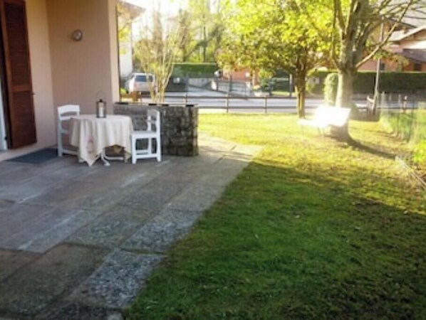 Outdoor dining - RELAXING GREEN COTTAGE (Crone)