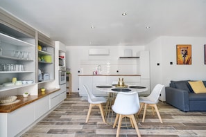 Dining - (Saint-Genis-de-Saintonge)