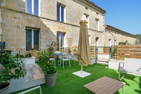 Outdoor dining. Apartment 'Costa Verde' with Private Garden, Wi-Fi and Air Conditioning