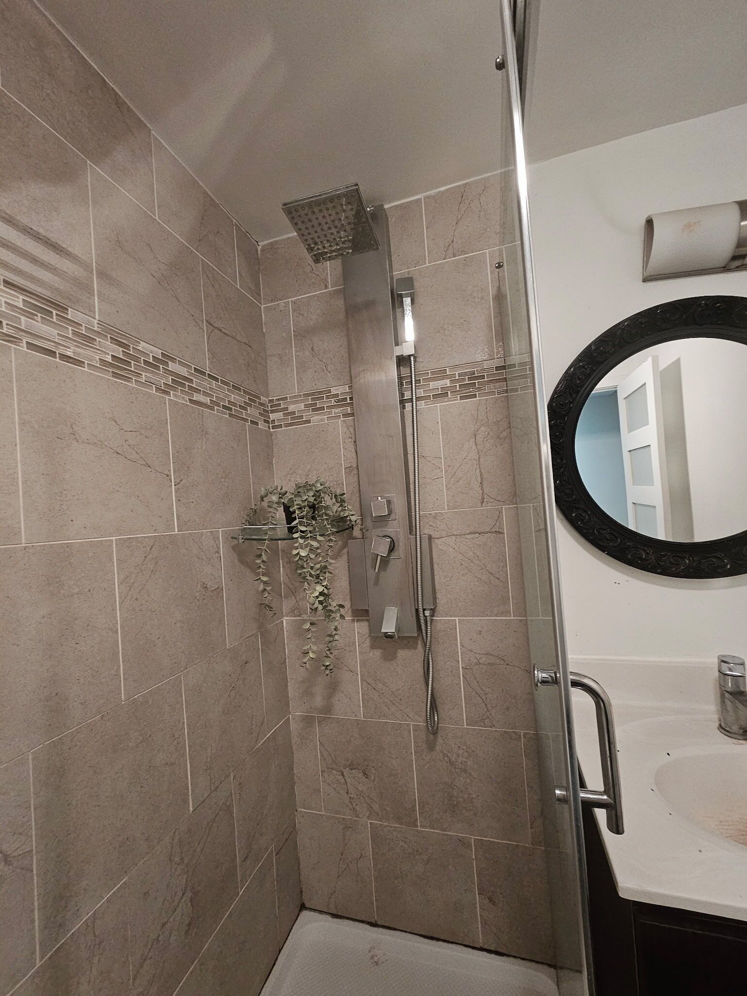 Douche, séchoir à cheveux, serviettes fournies, papier de toilette