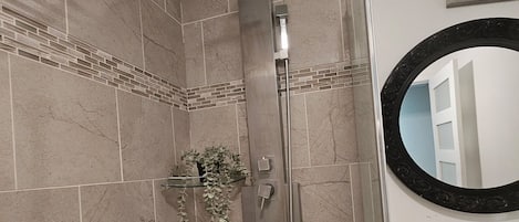 Douche, séchoir à cheveux, serviettes fournies, papier de toilette