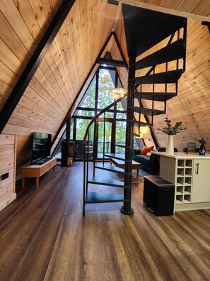Smart TV, chimenea y estéreo 