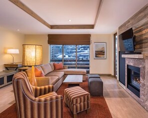 Living area - Club Wyndham Avon, 2 Bedroom Presidential,  Sleeps 8, March 14th Ski Week! (Avon)