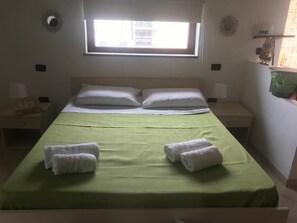 2 bedrooms, free WiFi, bed sheets - Relaxation, nature and history in the historic village a 5 km from the sea. (Ogliastro Cilento)