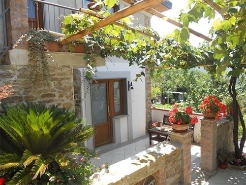 Relaxation, nature and history in the historic village a 5 km from the sea.