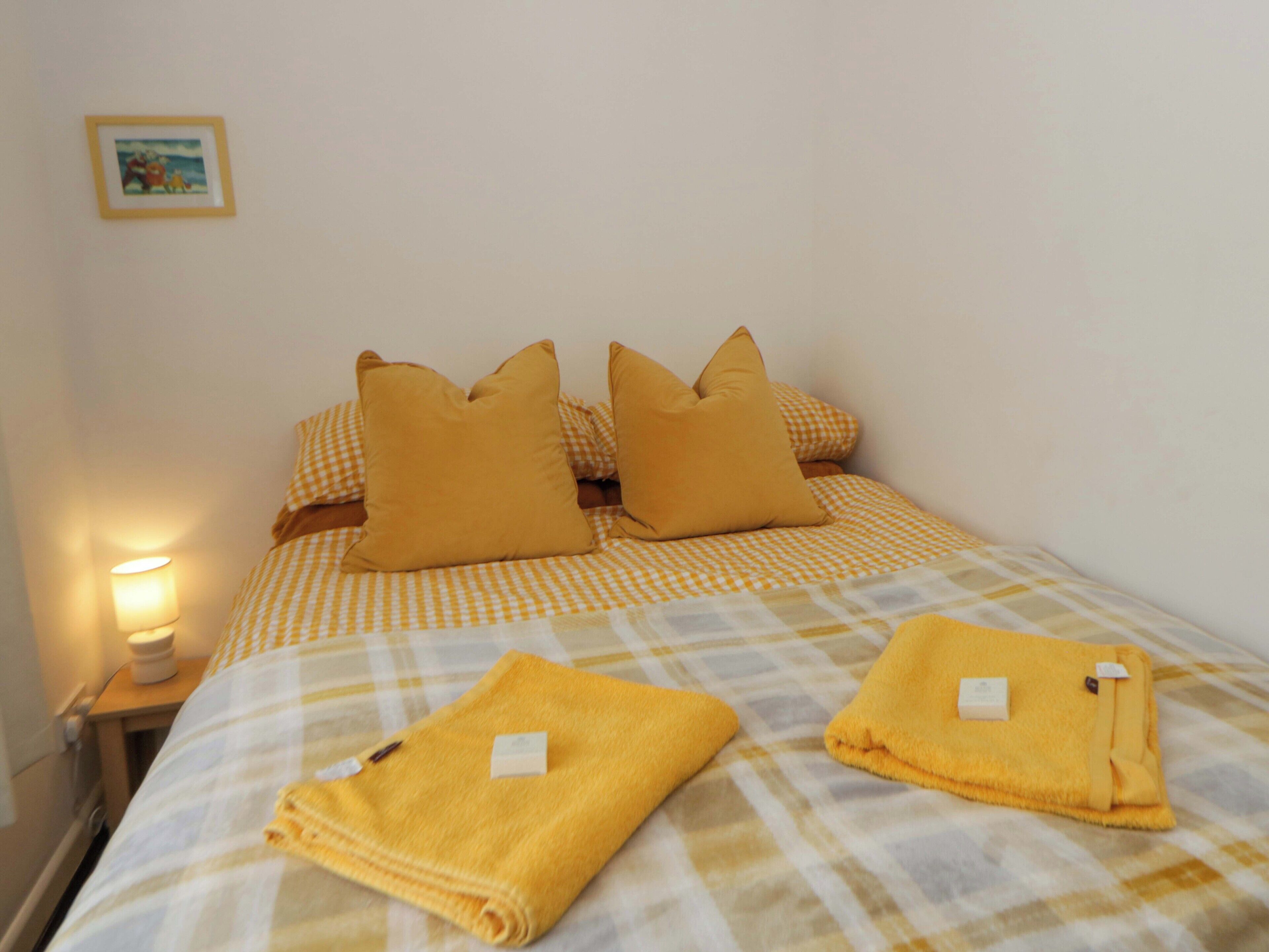 1 habitación, decoración personalizada y muebles diferentes 
