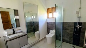 Hair dryer, towels, soap, toilet paper - New 5-bedroom villa in charming Las Terrenas with AC (Las Terrenas)