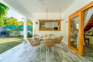 Outdoor dining - New 5-bedroom villa in charming Las Terrenas with AC (Las Terrenas)