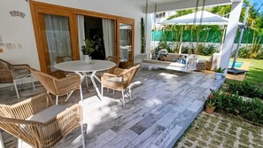 Outdoor dining - New 5-bedroom villa in charming Las Terrenas with AC (Las Terrenas)