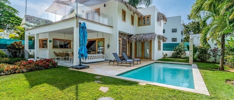 Una piscina al aire libre