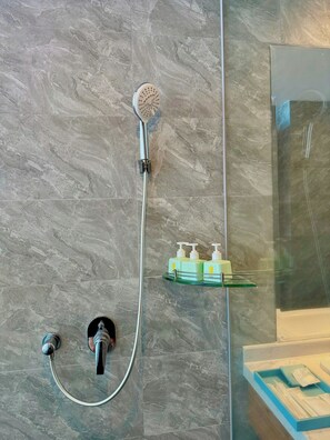 Shower, hair dryer, bidet, towels - Virgo Five Stars Nha Trang - Man Ocean (Nha Trang)