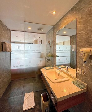 Doccia, asciugacapelli, bidet, asciugamani