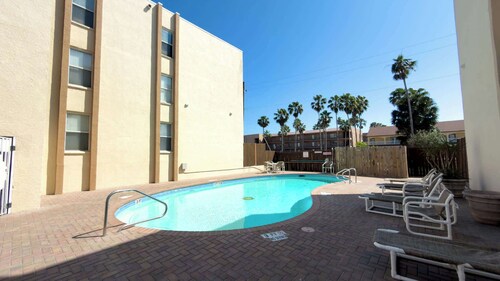 Walkable Location - 99 Steps to Beach - Pool