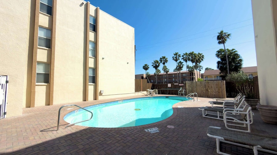 Walkable Location - 99 Steps to Beach - Pool