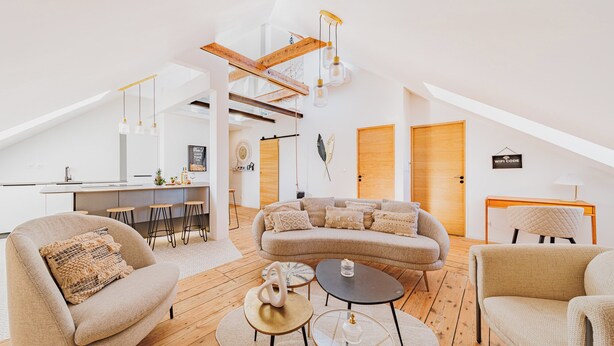 Un loft amplio con cocina, zona de estar y comedor.