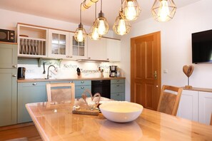 Fridge, microwave, oven, stovetop - Apartment 'Bergerholen' with Mountain View, Balcony and Wi-Fi (Mittenwald)