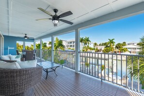 Terrace/patio - 🧜🏻‍♀️Bay and Canal Views | Large Shared Pool | 218 Mermaid Beach House🧜🏻‍♀️ (Fort Myers Beach)