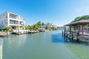 Exterior - 🧜🏻‍♀️Bay and Canal Views | Large Shared Pool | 218 Mermaid Beach House🧜🏻‍♀️ (Fort Myers Beach)
