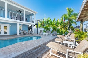 A heated pool - 🧜🏻‍♀️Bay and Canal Views | Large Shared Pool | 218 Mermaid Beach House🧜🏻‍♀️ (Fort Myers Beach)
