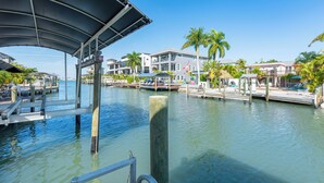 Une propriété située au bord de l’eau, dotée d’un quai abrité, d’une marina et d’immeubles résidentiels avec balcons.