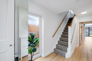 Staircase - Bright 6 bedroom 3 bath house ideal for Pinewood Studios (Iver)