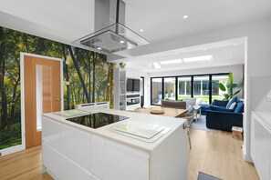 Room | Living area - Bright 6 bedroom 3 bath house ideal for Pinewood Studios (Iver)