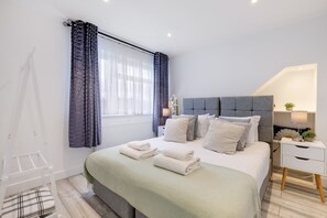 Room - Bright 6 bedroom 3 bath house ideal for Pinewood Studios (Iver)