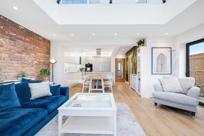 Room | Living area - Bright 6 bedroom 3 bath house ideal for Pinewood Studios (Iver)