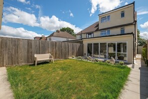 Terrace/patio - Bright 6 bedroom 3 bath house ideal for Pinewood Studios (Iver)