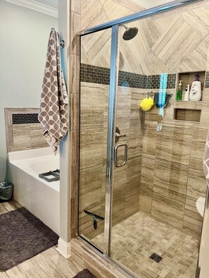 Dusche, Haartrockner, Handtücher, Seife