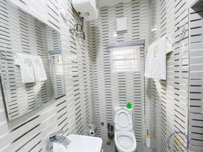 Familienapartment, Balkon, Stadtblick | Badezimmer