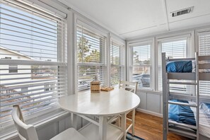 Dining - Good Times Wright Place: Dog-Friendly | YMCA Access (Kill Devil Hills)