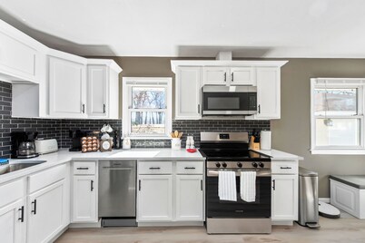 Modern 4BR Retreat Near MPLS Spacious & Cozy