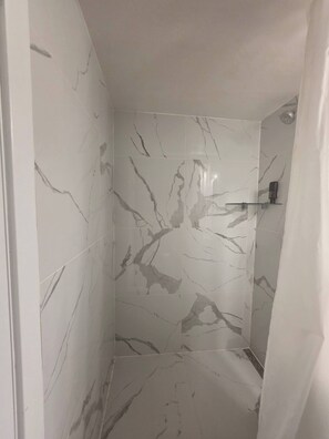 Room, 1 Bedroom | Bathroom - Room-cozy Private Room With En-suite in (Barrie)