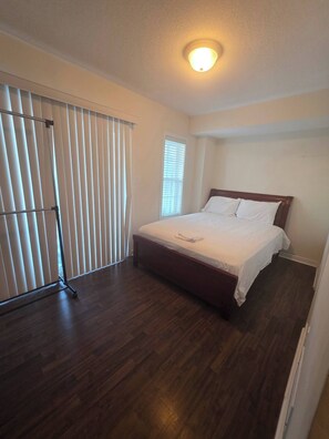 Room - Room-cozy Private Room With En-suite in (Barrie)