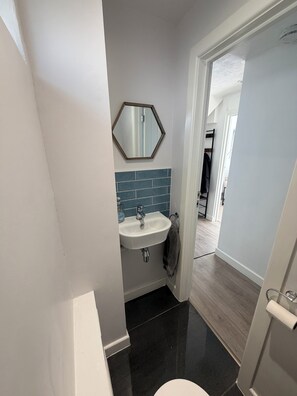 Dusche, Haartrockner, Handtücher, Seife