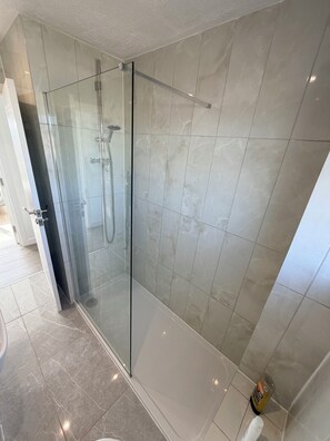 Dusche, Haartrockner, Handtücher, Seife